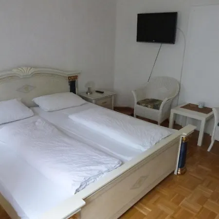 ゲストハウス Winzergasthof Zum Kellerstuebchen 3*