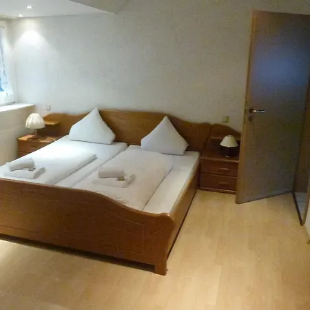 ゲストハウス Winzergasthof Zum Kellerstuebchen 3*