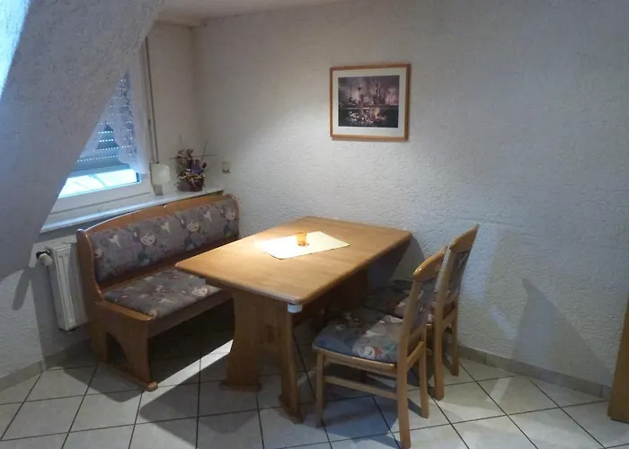 Konukevi Winzergasthof Zum Kellerstuebchen